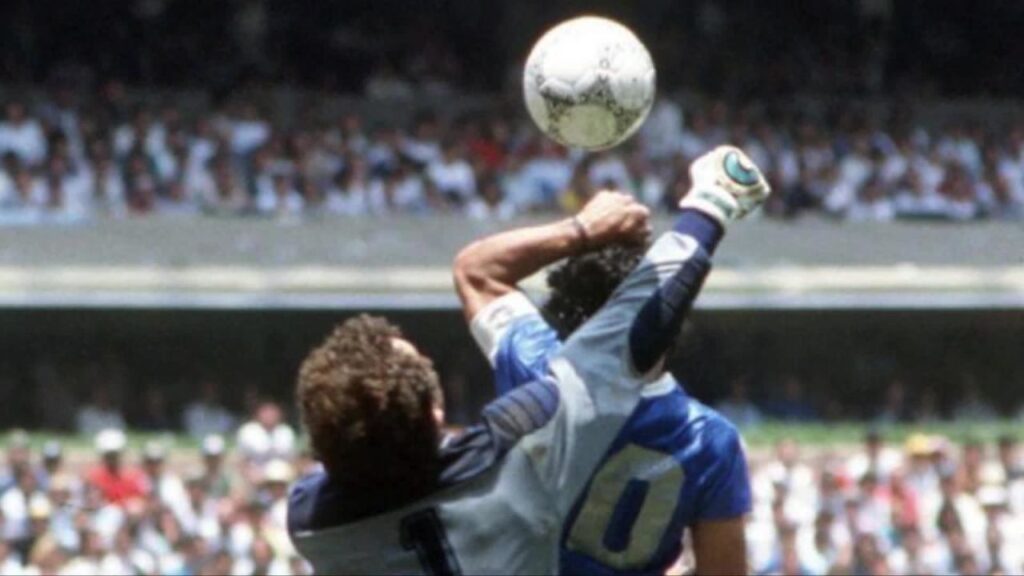 Momento exacto de la mano de dios Maradona