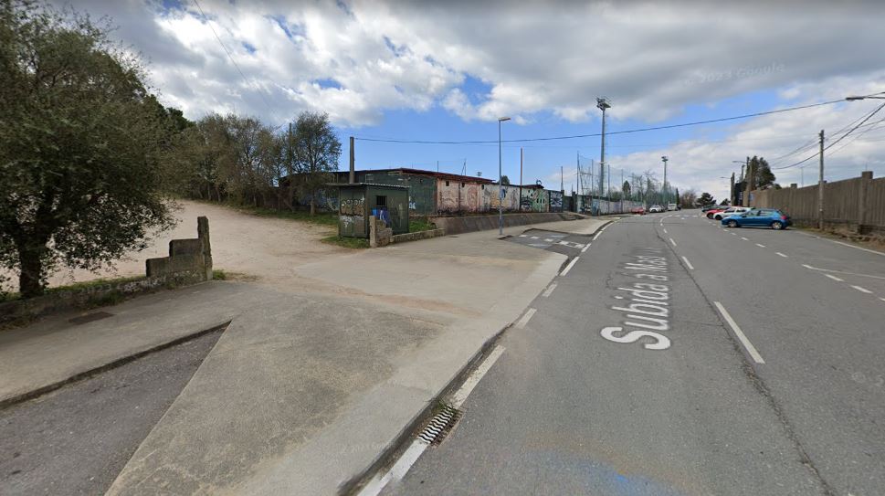Entrada al parking del campo de fútbol de la UVCD Candeán en Vigo